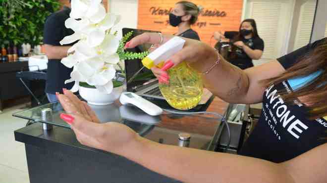 Novo decreto amplia horário de funcionamento de bares e salões de beleza