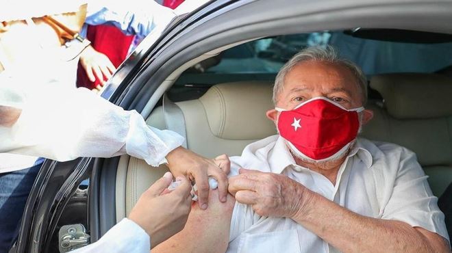 Lula toma segunda dose da vacina contra o coronavírus em São Bernardo do Campo