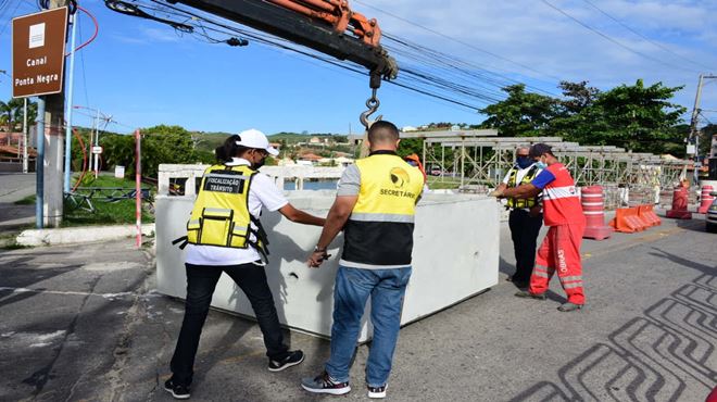 Ponte de Ponta Negra é boqueada para impedir passagem de veículos pesados