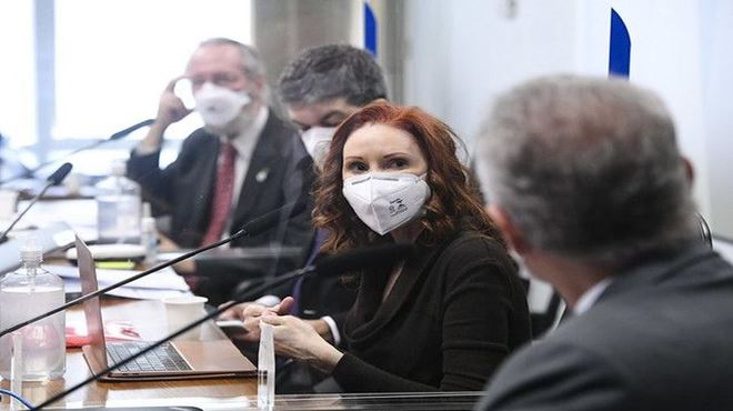 Cientista Natalia Pasternak afirma que nem porcentual alto de vacinados dá segurança para abandonar a máscara