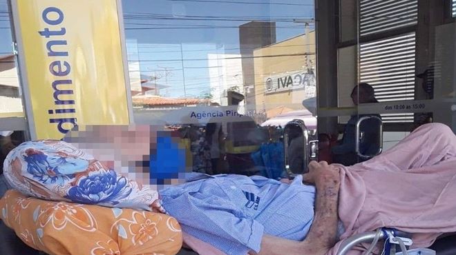 Homem de 80 anos vai de maca ao banco para apresentar ‘prova de vida’ exigida pelo INSS e manter aposentadoria