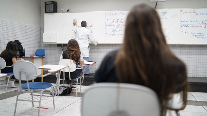 Quatro em dez alunos pensaram em interromper os estudos devido à pandemia