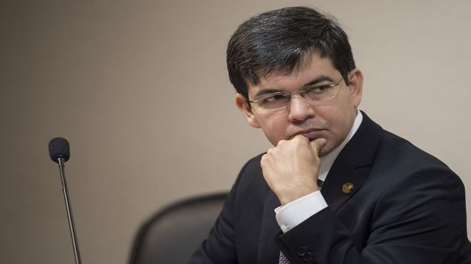 ‘Não se tratava de ideologia, era o velho esquema de corrupção’, diz Randolfe sobre caso Covaxin