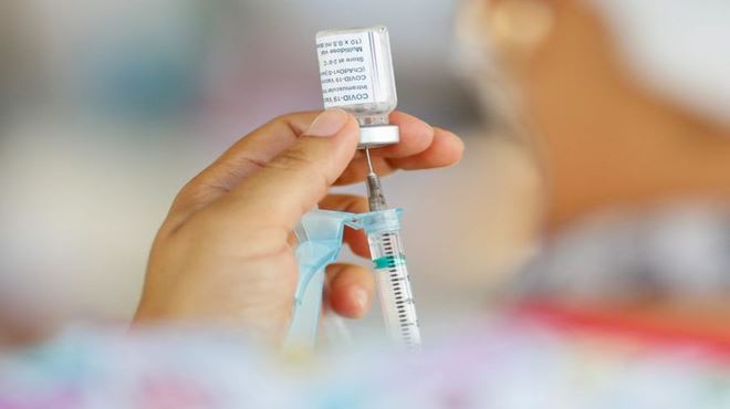 Vacina da Pfizer reduz pela metade chance de infecção pelo coronavírus 13 dias após a primeira dose