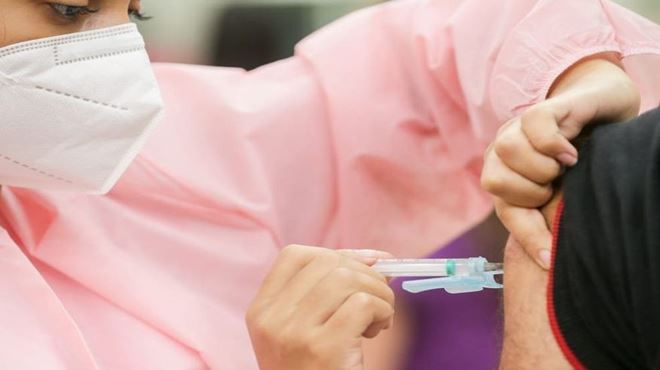 Ministério da Saúde diz que vacinação para adolescentes acima de 12 anos com Pfizer ainda será debatido e prioridade é imunizar grupos prioritários e acima de 18 anos