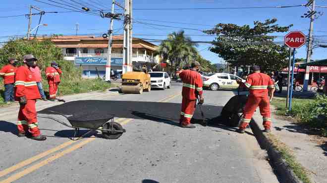 Colocação de lombadas em diferentes pontos da Rua 32