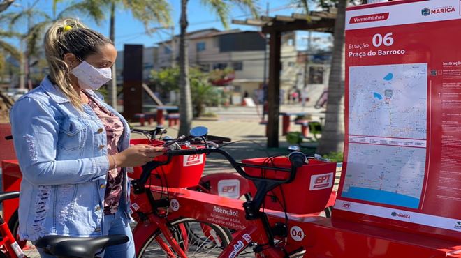 Bikes vermelhinhas movimentam o centro comercial do Barroco