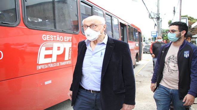 Suplicy acompanha uso da Moeda Mumbuca no comércio de Maricá