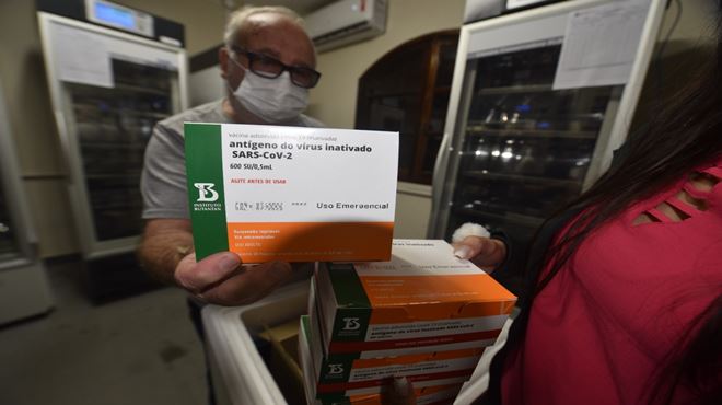 Maricá recebe lote reduzido e abrirá um dia de vacinação para idade de 30 anos