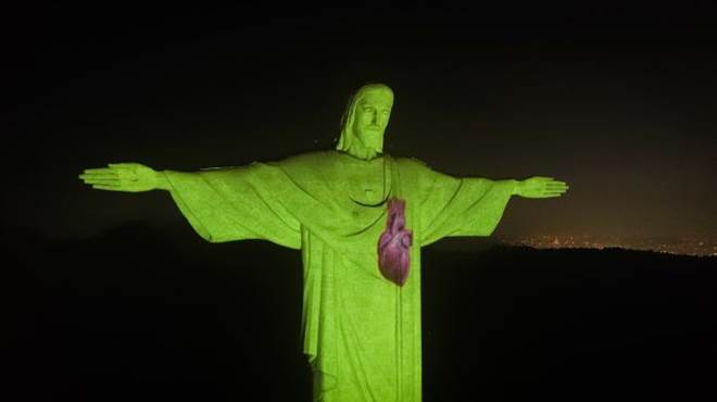 Cristo Redentor é iluminado no Dia Mundial do Coração