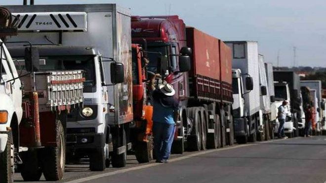 Caminhoneiros realizam manifestação contra aumento do combustível na BR-101, em Igarassu