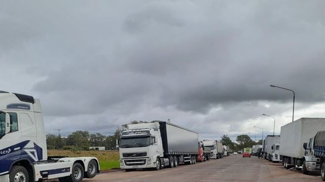 Polícia Rodoviária Federal desbloqueia rodovias ocupadas por caminhoneiros em oito estados