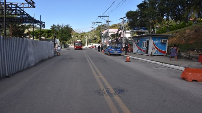 Maricá interdita trecho da Avenida Roberto Silveira