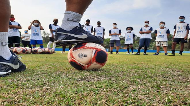 Projeto “Ao lado do Ídolo” aproxima alunos e profissionais de futebol