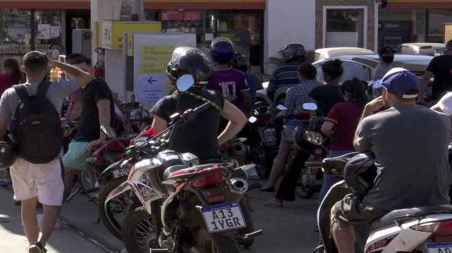 Brasileiros fazem fila para abastecer na Argentina com gasolina a R$ 3,10 por litro