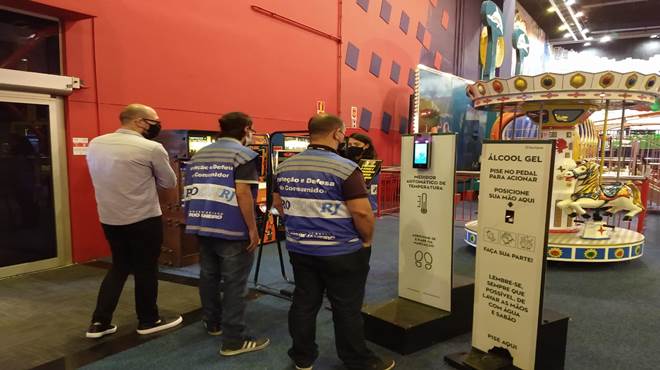 Procon-RJ realiza ação de orientação em circos, parques, boliche e pista de patinação