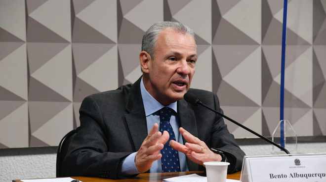 Ministro Bento Albuquerque diz que preço do petróleo ainda vai subir mais