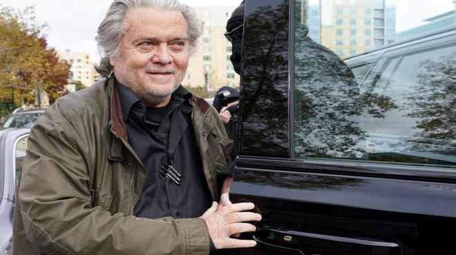 Steve Bannon, aliado do ex-presidente Trump, se entrega ao FBI e é preso