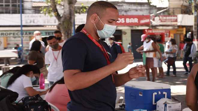 Prefeitura aplica dose de reforço contra a Covid-19 na população maior de 18 anos