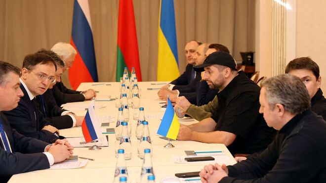 Negociações começam na BIelorrússia quatro dias após invasão da Ucrânia