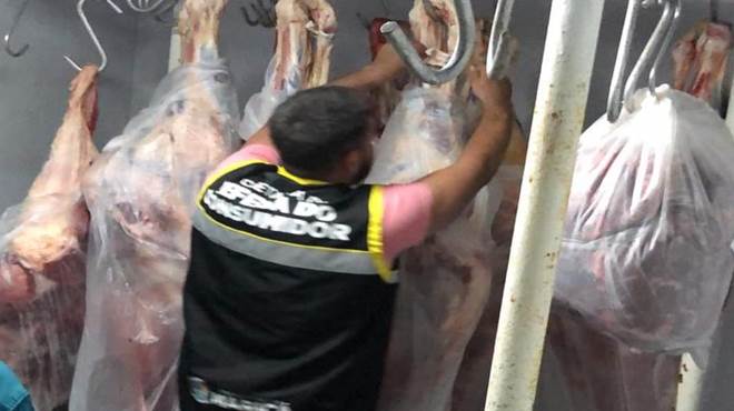 Defesa do Consumidor descarta 400 quilos de alimentos impróprios para consumo