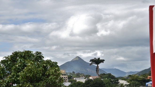 Possibilidade de chuva fraca e isolada