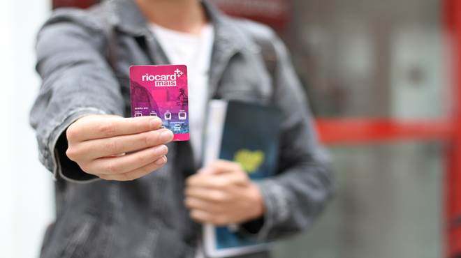 Prefeitura entrega 2 mil cartões do Programa Bilhete Único Universitário