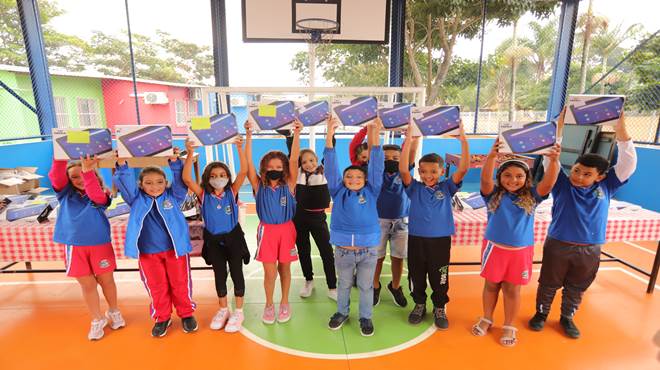 Alunos da rede municipal de Maricá começam a receber tablets