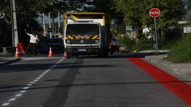 A Prefeitura de Maricá, por meio da Secretaria de Trânsito e Engenharia Viária, iniciou nesta quinta-feira (23/05), a implantação do Sistema Viário Binário na Rua 32 do loteamento Jardim Atlântico, em Itaipuaçu.