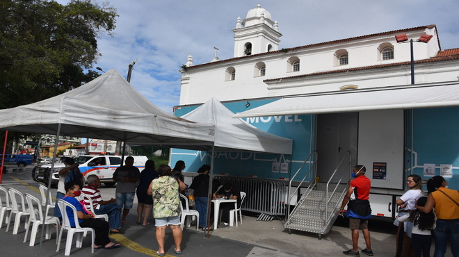 Vacinação contra a Covid-19 leva crianças e adultos aos polos da cidade