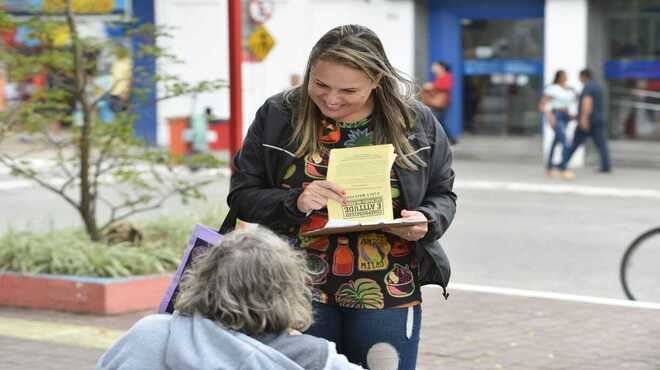 Políticas para Mulheres faz ação para conscientizar sobre violência contra mulher