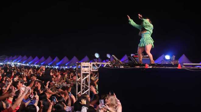 Cantora sertaneja encerra a Festa da Padroeira na Barra de Maricá