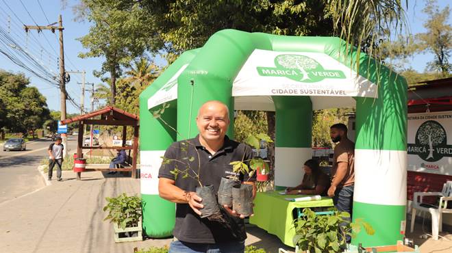Maricá+Verde distribui 100 mudas na entrada de Itaocaia Valley