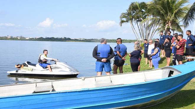 Guardas municipais têm aula prática para pilotar moto aquática