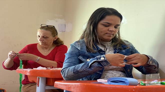 Políticas Inclusivas inicia oficina de confecção de laços de cabelo