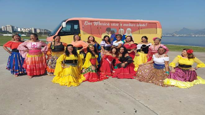 Grupo de dança cigana da Terceira Idade de Maricá se apresenta em teatro de Niterói