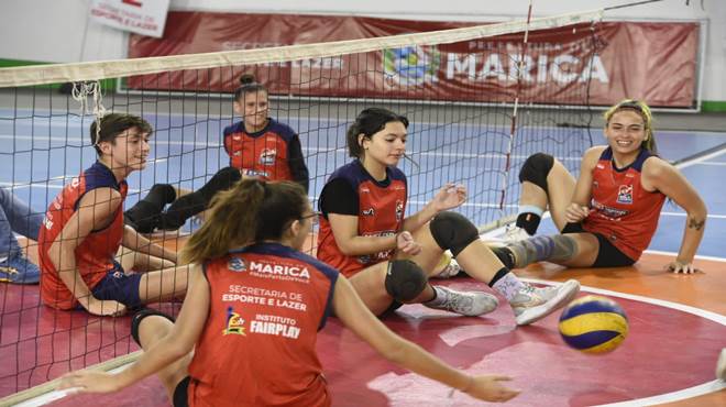 Secretaria de Esportes promove aula de vôlei sentado na Arena Flamengo
