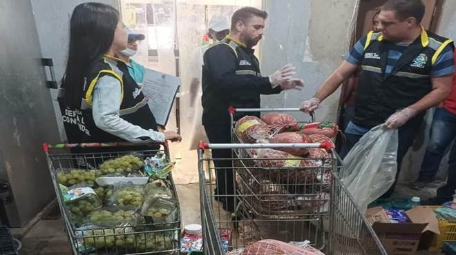 Defesa do Consumidor descarta 213 quilos de alimentos impróprios em Itaipuaçu