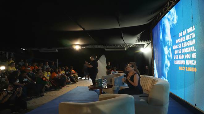 Filósofa conclama público da Flim a investir na alegria contra o sofrimento