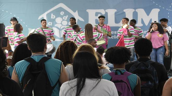 Estudantes recebem certificados de participação em projeto da Secretaria de Educação na Flim
