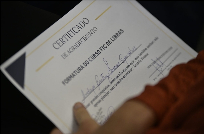 Políticas Inclusivas disponibilizará apostilas impressas do curso de Libras