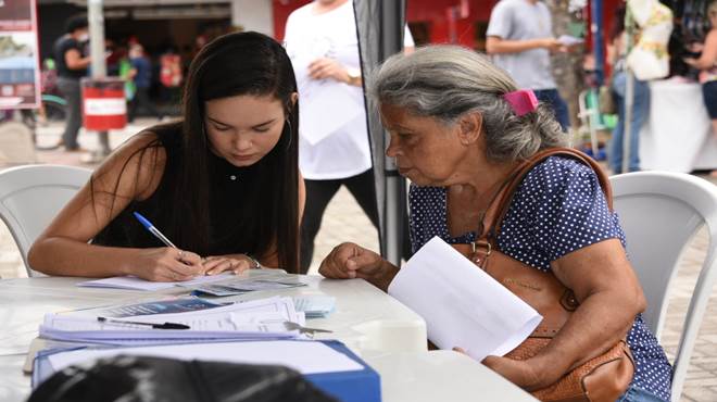 Políticas Inclusivas leva Escritório Social para a Praça do Turismo com oferta de diversos serviços à população