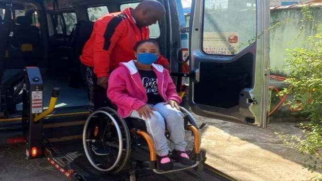 Prefeitura disponibiliza van adaptada para o transporte de pessoas com deficiência que visitam o Natal Iluminado em Araçatiba