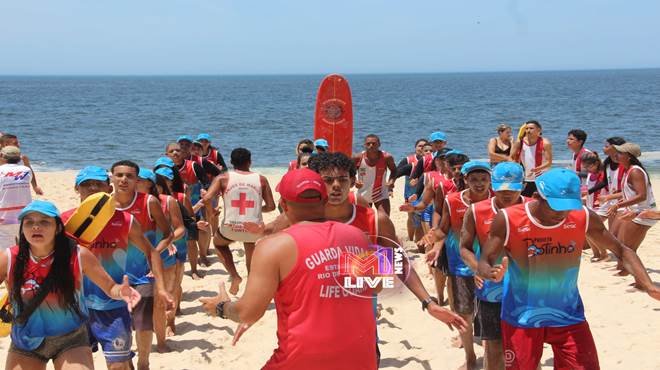 Bombeiros fazem colônia de férias com crianças e adolescentes no Rio
