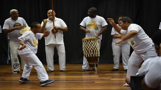 Grupo Din Down Down e Instituto Gingas agitam o CEU da Mumbuca