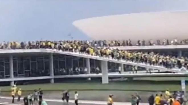 Manifestantes furam bloqueio da Polícia e invadem Congresso, STF e Palácio do Planalto