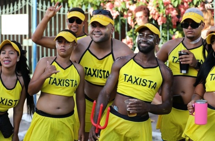 4° dia de MariCarnaval: Show do Monobloco arrasta multidão em Ponta Negra