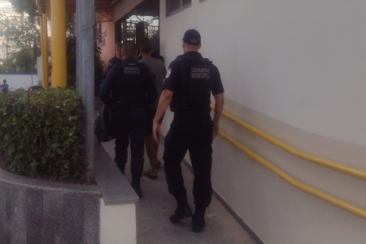 Guarda Municipal de Maricá prende dois homens por furto em loja do Centro