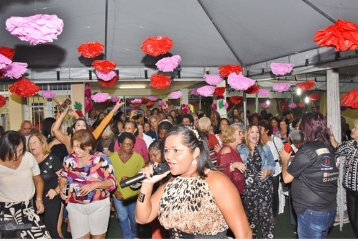 Baile do Dia das Mães reúne mais de 400 pessoas na Casa do Idoso