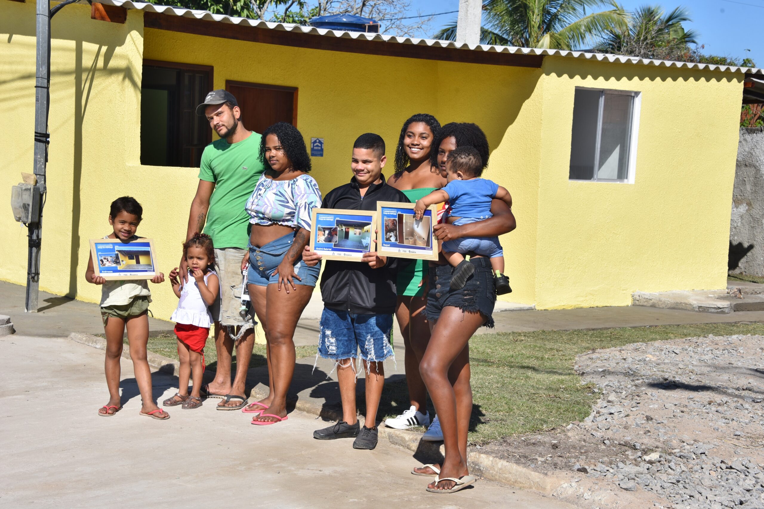 Prefeitura entrega 12 casas do Programa Habitar, em Itaipuaçu
